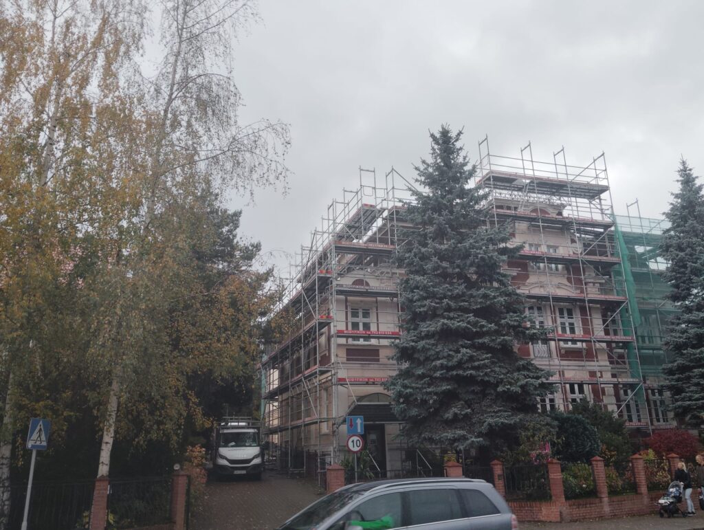 stabilne rusztowania budowlane z prawidłowym kotwieniem – Wrocław