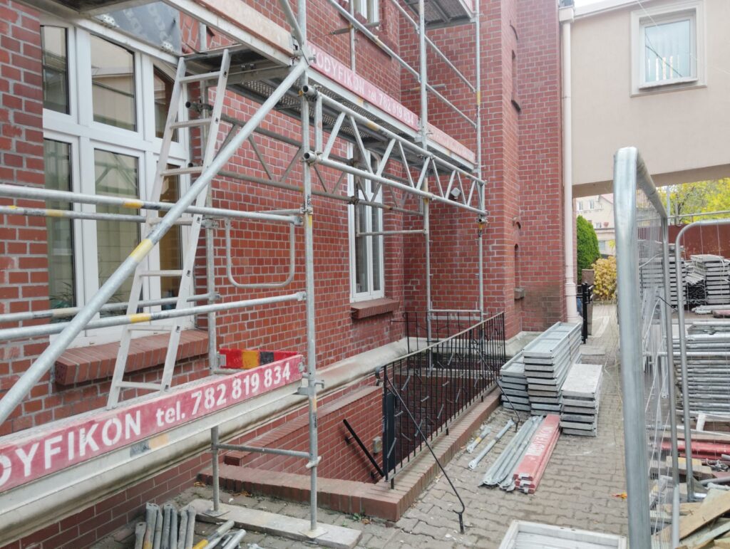 montaż rusztowań przy budynku użyteczności publicznej – firma z Wrocławia