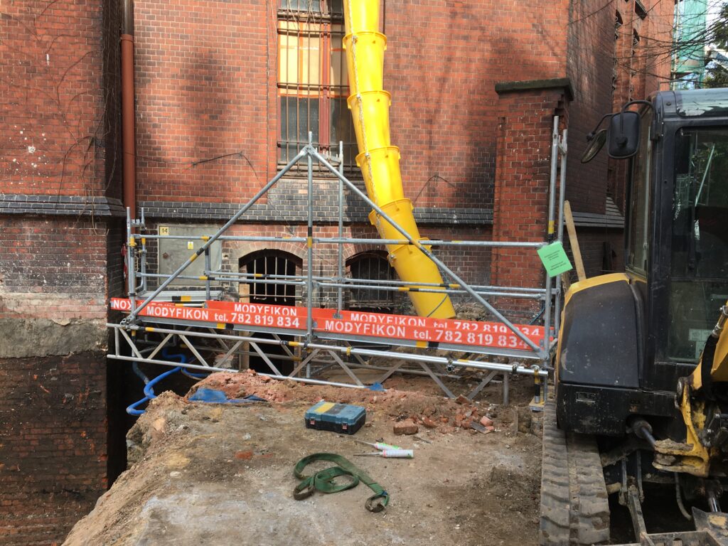 rusztowania fasadowe muzeum Wrocław – Modyfikon