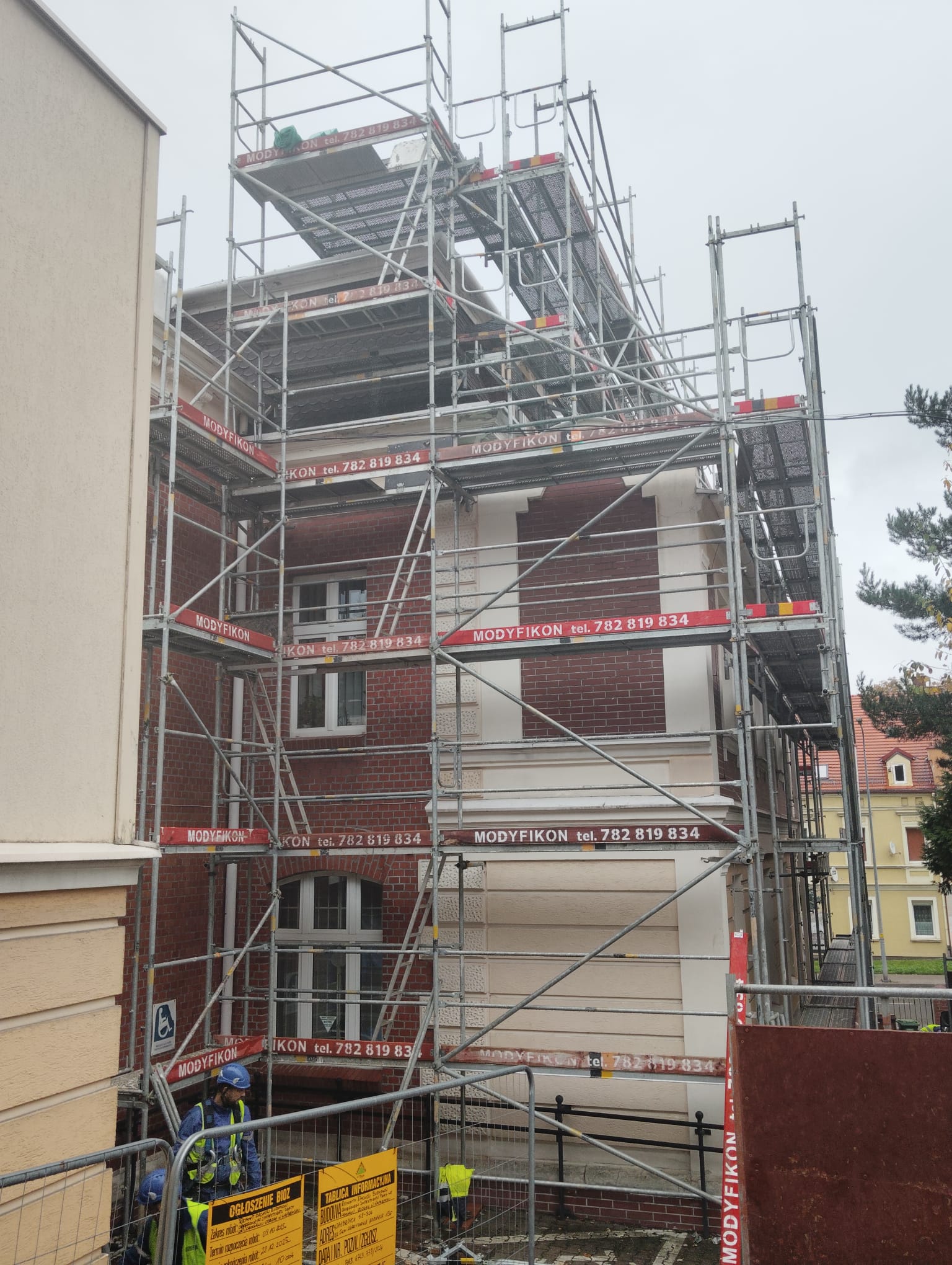 rusztowania przy budynku wielorodzinnym