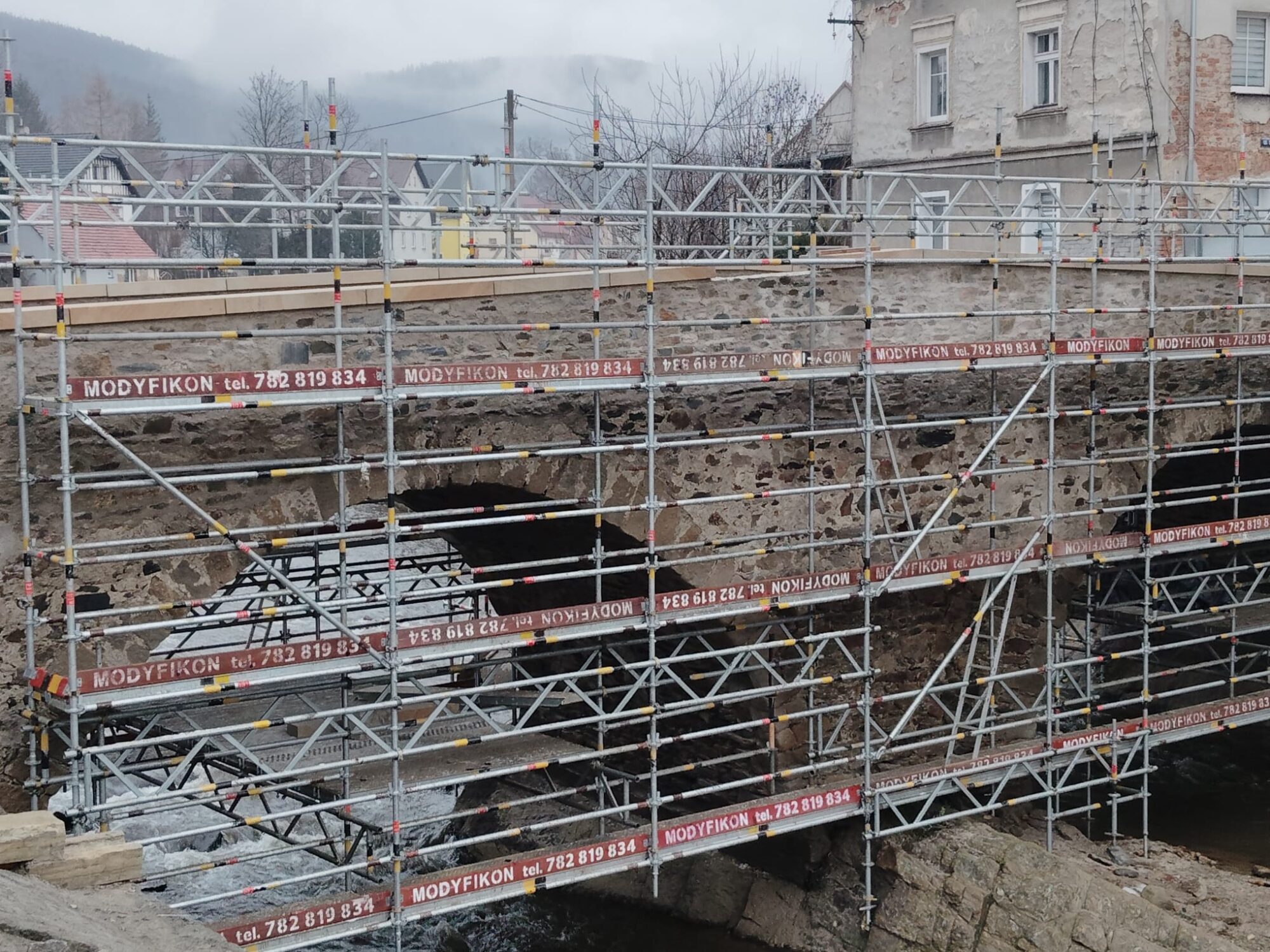 rusztowania przestrzenne nad obiektem budowlanym montaż rusztowań dolny śląsk