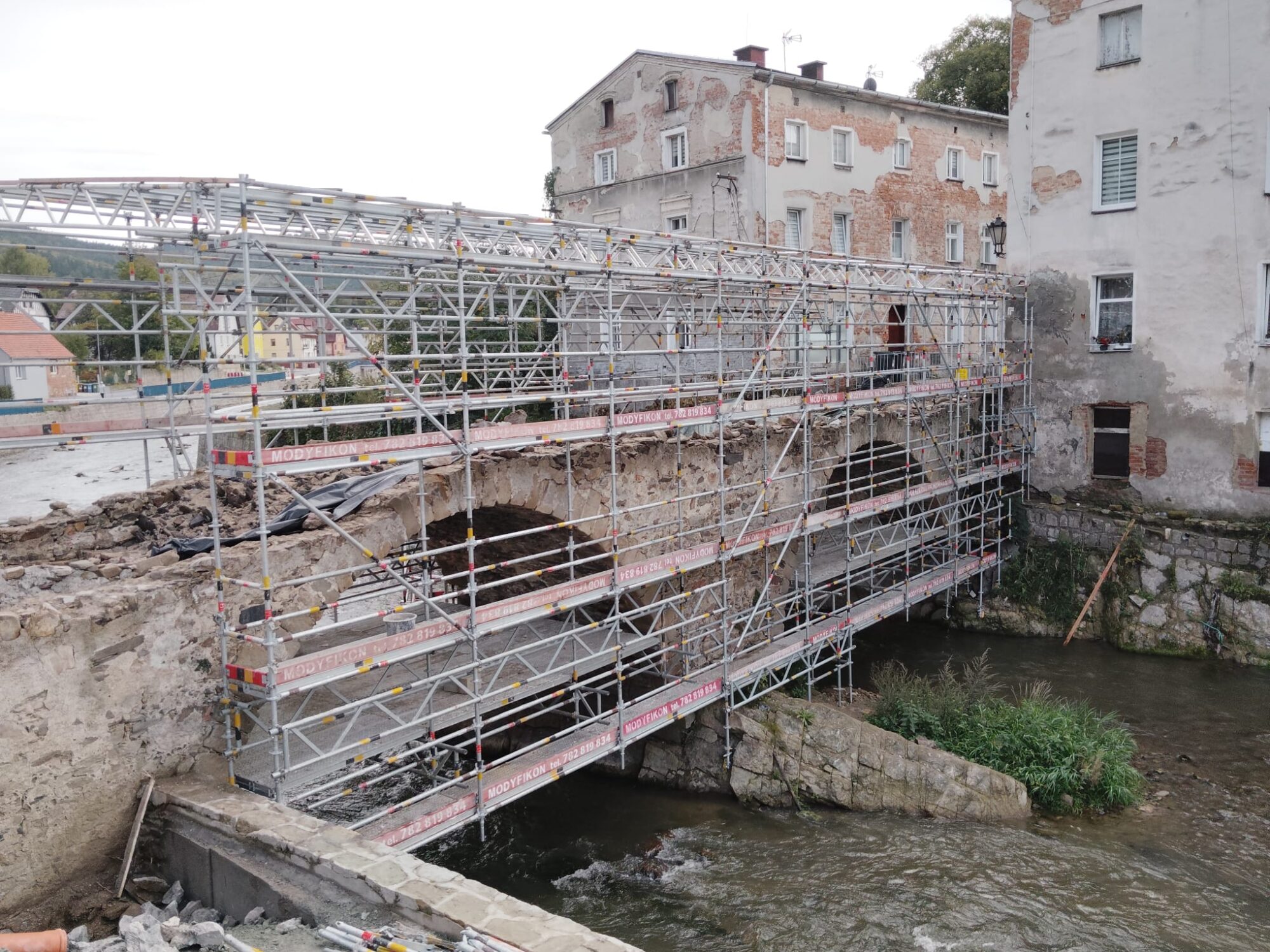 rusztowania podwieszane konstrukcja budowlana montaż modyfikon