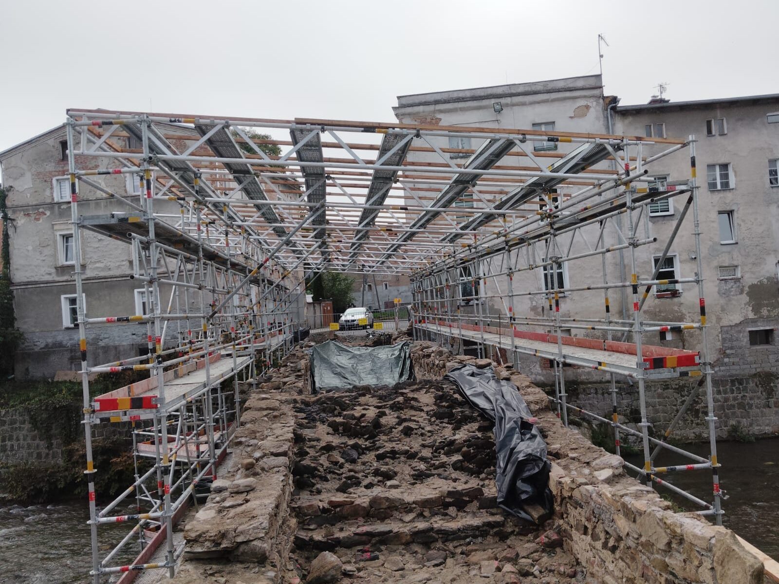 rusztowania przewieszane przy realizacji budowlanej modyfikon